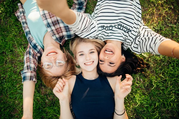 Har bästa tid med vänner. grupp elever liggande på gräset njuter — Stockfoto