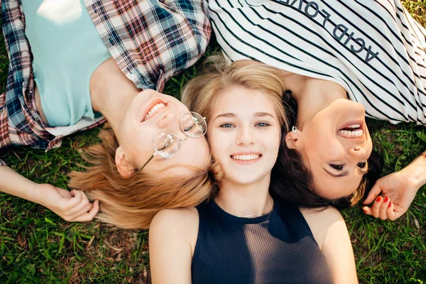 Having best time with friends. group of students lying on grass enjoying — Stock Photo, Image