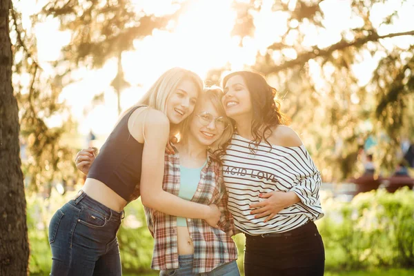Vrouw knuffelen elkaar in nauwe omhelzing terwijl lachen en glimlachen — Stockfoto