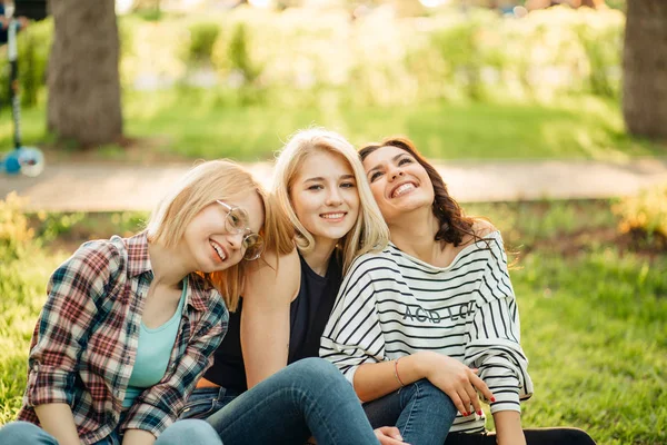 Ritratto di belle donne che si divertono alla festa — Foto Stock