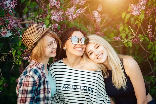 Tre ragazze si divertono nel parco del tramonto — Foto Stock