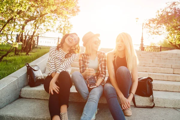 Drie meisjes met plezier in de sunset park — Stockfoto