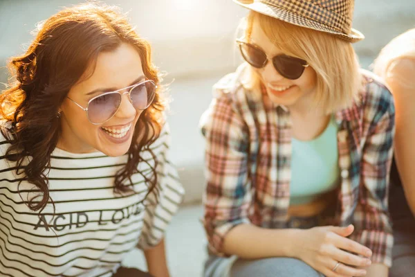 Levensstijl portret van drie vrouwen genieten van mooie dag, heldere zonnebril dragen — Stockfoto
