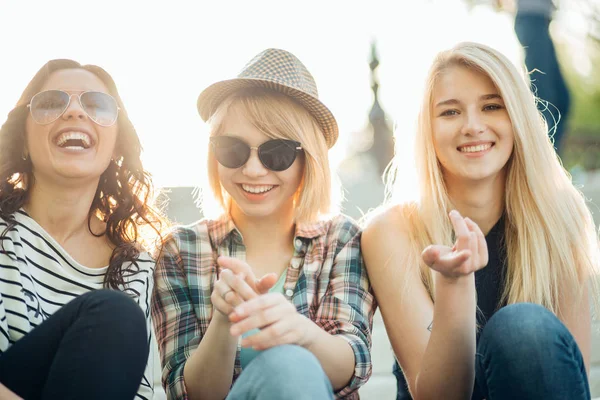 Portrait de style de vie de trois femmes profiter d'une belle journée, portant des lunettes de soleil lumineuses — Photo