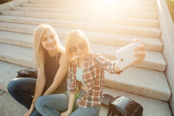 Gelukkig vriendinnen nemen selfie op straat — Stockfoto
