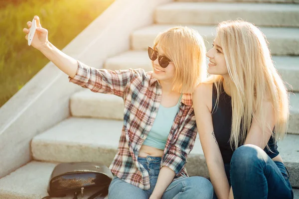 Verão retrato ao ar livre de três amigos meninas divertidas tirando fotos com smartphone — Fotografia de Stock