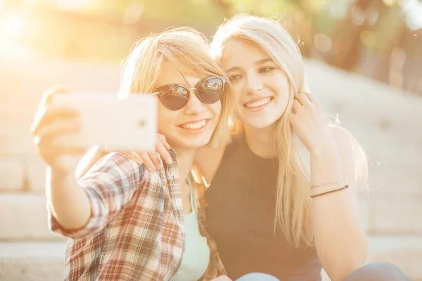 Hipster vrienden doen selfie foto portret in het park tijdens zomer zonsondergang — Stockfoto