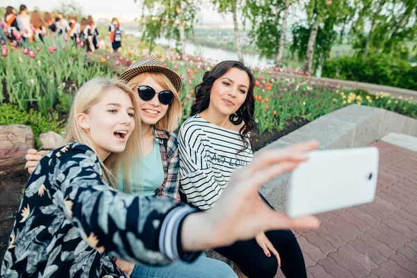 Gruppo di amici sorridenti con smartphone fotografare e scattare selfie — Foto Stock