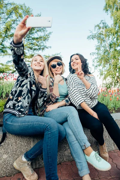 Amici hipster fanno selfie foto ritratto nel parco durante il tramonto estivo — Foto Stock