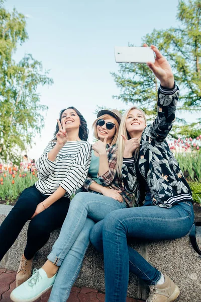Felice amici di sesso femminile prendendo selfie sulla strada — Foto Stock