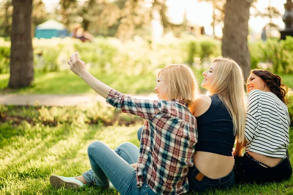 Hipster vrienden doen selfie foto portret in het park tijdens zomer zonsondergang — Stockfoto