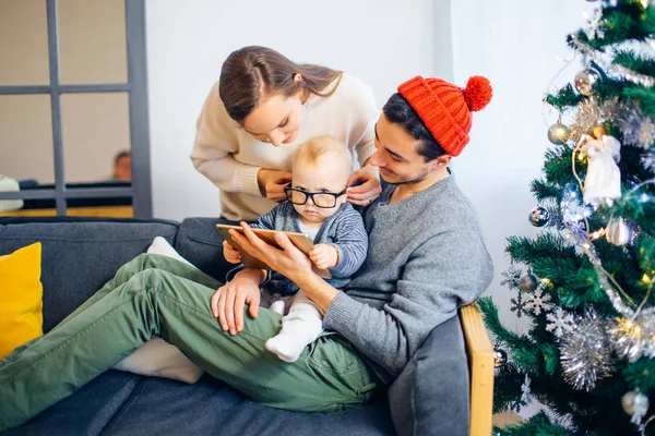 Familjen finner digital tablett i gåva på julnatten, nära vedspisen — Stockfoto