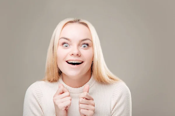 Surprised young woman in glasses over gray background — Stock Photo, Image