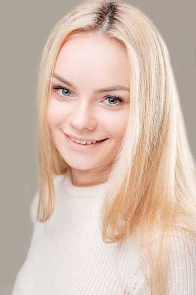 Lächelnde Frau mit sauberer Haut, natürlichem Make-up und weißen Zähnen — Stockfoto