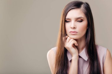 Düşünceli modeli studio uzak arıyor. yüz ver. gri arka plan