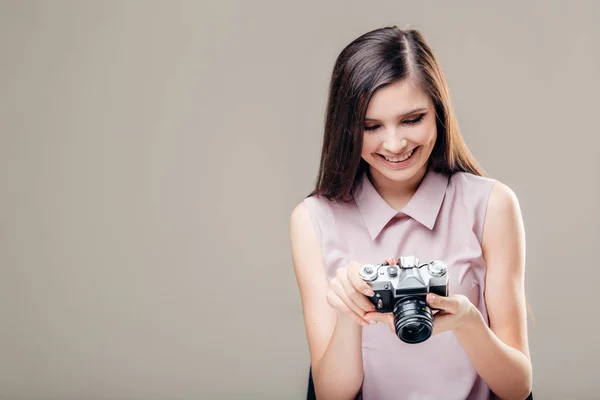 Femme photographe prend des images avec un appareil photo dslr — Photo