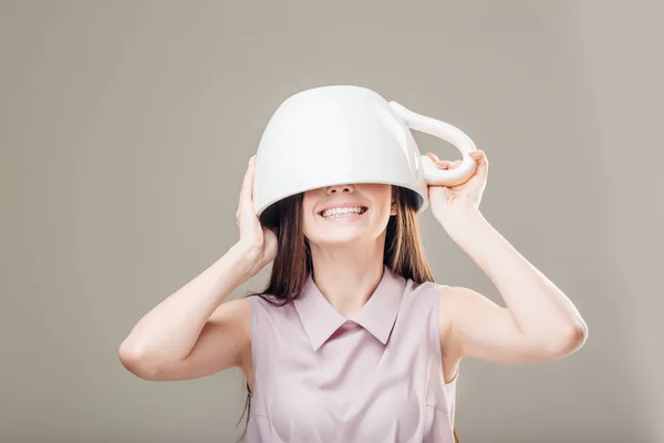 Sobre el tamaño Copa en la cabeza de la mujer como un sombrero — Foto de Stock