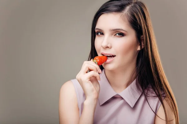 Mujer sexy comiendo fresa. Labios sensuales. Manicura y lápiz labial. Deseo — Foto de Stock