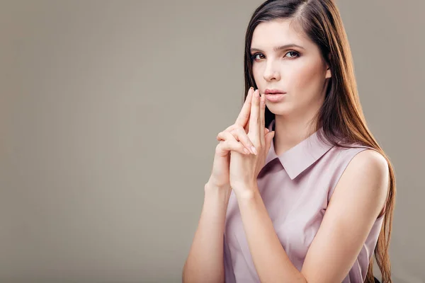 Opgewonden jonge vrouw maken hand gun teken met vingers voor sexy zakelijke strijd — Stockfoto