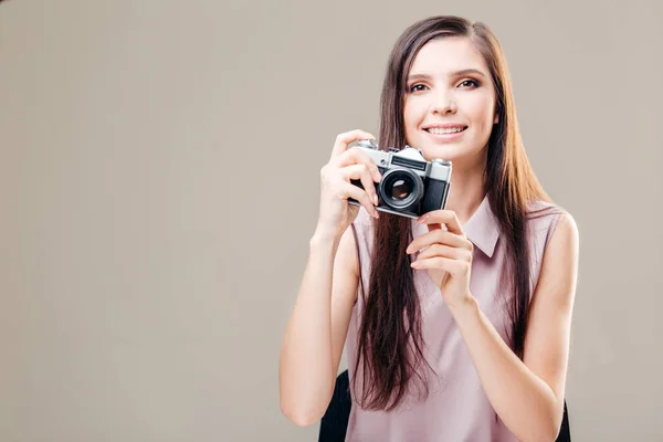 Mulher fotógrafa está tirando imagens com câmera dslr — Fotografia de Stock