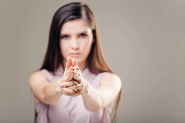 Mooie jonge vrouw met handen als een pistool te wijzen — Stockfoto