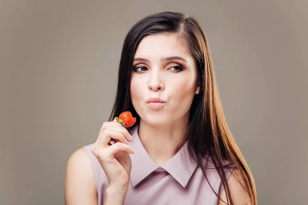 Сексуальная женщина ест клубнику. Чувственные губы. Маникюр и помада. Желание — стоковое фото