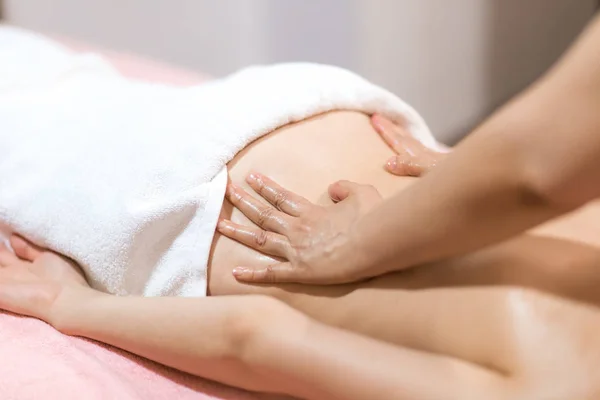 Mujer teniendo masaje con aceite de masaje en un spa —  Fotos de Stock