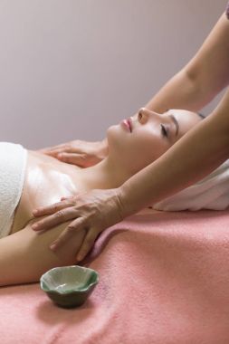 Kapalı gözlerle yalan ve spa merkezinde masaj sahip kadın