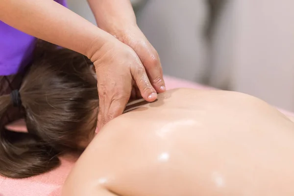 Giovane donna avendo massaggio alla schiena da vicino — Foto Stock