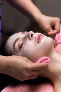 Spa tedavisi gören kadın