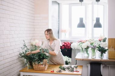 Çiçekçi Çiçek bir buket yapmak için alır