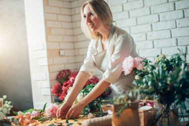 Çiçekçi Çiçek bir buket yapmak için alır