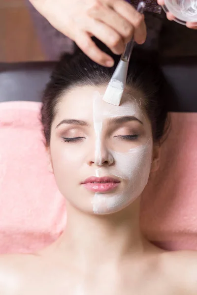 Spa-Konzept. Junge Frau mit nährstoffreicher Gesichtsmaske im Schönheitssalon, Nahaufnahme — Stockfoto