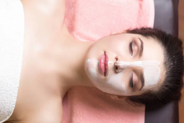 Retrato de mujer paciente en ayurveda spa centro de bienestar tumbado relajado — Foto de Stock