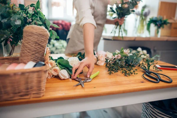 Çiçekçi Çiçek bir buket yapmak için alır