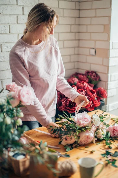 Floristería en el trabajo: mujer haciendo ramo moderno de moda de diferentes flores — Foto de Stock