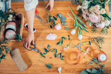 Çiçekler Teslimat üstten görünüm. Çiçekçi, sipariş oluşturma yapma buket gül.