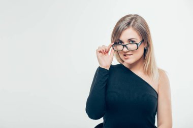 Kız dudaklarını ısırıyor ve baştan çıkarıcı görünüyor.