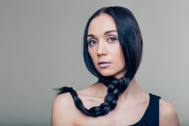 Genç, güzel, tatlı kız farklı duygular gösteriyor..