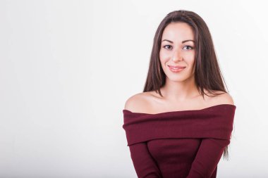 Sahilde mutlu bir kadın. Genç, güzel bir kız. Genç, gülümseyen kadın