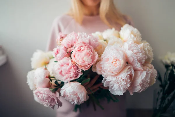 Florista loja à luz do dia. Mulher segurando belo buquê de flores — Fotografia de Stock