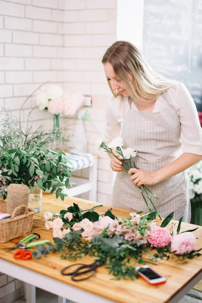 Florista desfocado na loja de flores. Estúdio de design floral, fazendo decorações — Fotografia de Stock