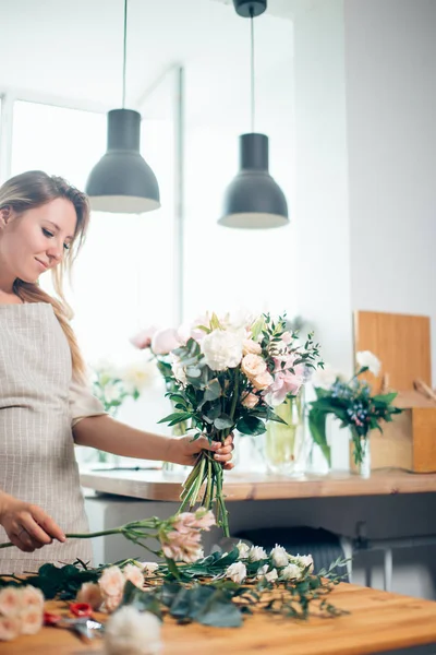 Florist ofokuserat i blomsteraffär. Blommig designstudio, göra dekorationer — Stockfoto