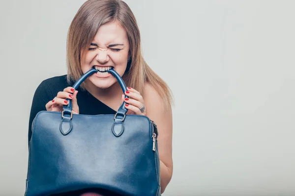 La mujer muerde su bolso de cuero. concepto de compra — Foto de Stock