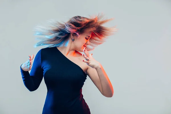 Estudio retrato de alegre moda hipster chica bailando — Foto de Stock