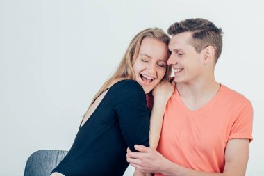 Güzel bir çift birbirlerine sarılıp bakıyorlar.