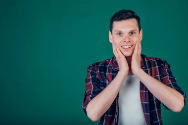 duygu, reklam ve insan konsepti - şaşırmış adam