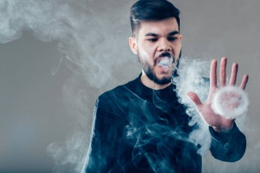 Sakallı, kalem ve yüzüklü adamlar.