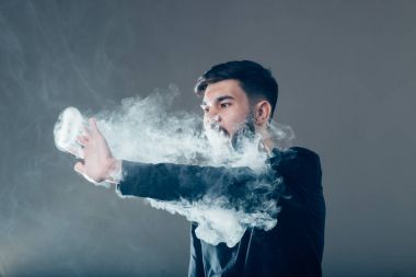 Kırmızı mavi zemin üzerinde Vaper performansında Vape trick halkaları