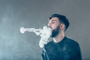 Kırmızı mavi zemin üzerinde Vaper performansında Vape trick halkaları